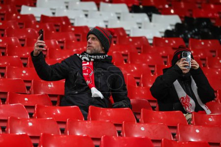 Foto de Los fanáticos de Liverpool se toman selfies mientras toman asientos antes del partido de la UEFA Europa League Liverpool vs LASK en Anfield, Liverpool, Reino Unido, el 30 de noviembre de 2023 - Imagen libre de derechos