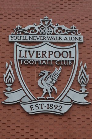 Foto de La insignia de Liverpool en el lado de Anfield antes del partido de la Premier League Liverpool vs Fulham en Anfield, Liverpool, Reino Unido, 3 de diciembre de 2023 - Imagen libre de derechos