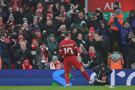 Téléchargez les photos : Alexis Mac Allister # 10 de Liverpool célèbre son but de faire 2-1 lors du match de Premier League Liverpool vs Fulham à Anfield, Liverpool, Royaume-Uni, 3 décembre 2023 - en image libre de droit