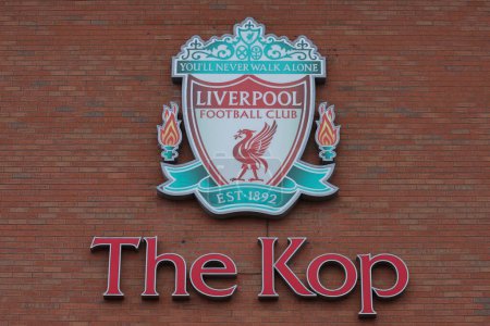 Téléchargez les photos : L'insigne de Liverpool du côté d'Anfield avant le match de Premier League Liverpool vs Fulham à Anfield, Liverpool, Royaume-Uni, 3 décembre 2023 - en image libre de droit