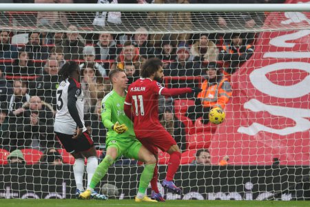 Téléchargez les photos : Mohamed Salah # 11 de Liverpool marque un but pour le faire 1-0 mais est interdit lors du match de Premier League Liverpool vs Fulham à Anfield, Liverpool, Royaume-Uni, 3 décembre 2023 - en image libre de droit