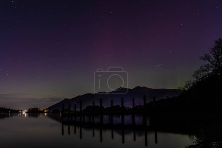 Foto de Northern Lights también se conoce como la aurora boreal brilla sobre el agua Derwent y Skiddaw, Keswick, Reino Unido, 1 de diciembre de 2023 - Imagen libre de derechos