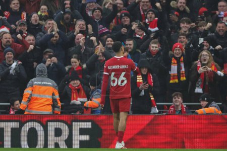 Téléchargez les photos : Trent Alexander-Arnold # 66 de Liverpool célèbre son but de faire 1-0 lors du match de Premier League Liverpool vs Fulham à Anfield, Liverpool, Royaume-Uni, 3 décembre 2023 - en image libre de droit