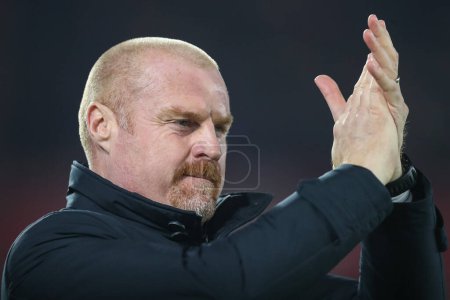 Photo for Sean Dyche manager of Everton applauds the traveling fans during the Premier League match Nottingham Forest vs Everton at City Ground, Nottingham, United Kingdom, 2nd December 2023 - Royalty Free Image