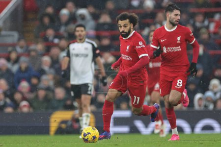 Téléchargez les photos : Mohamed Salah # 11 de Liverpool rompt avec le ballon lors du match de Premier League Liverpool vs Fulham à Anfield, Liverpool, Royaume-Uni, 3 décembre 2023 - en image libre de droit