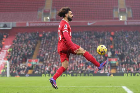 Téléchargez les photos : Mohamed Salah # 11 de Liverpool contrôle le ballon lors du match de Premier League Liverpool vs Fulham à Anfield, Liverpool, Royaume-Uni, 3 décembre 2023 - en image libre de droit
