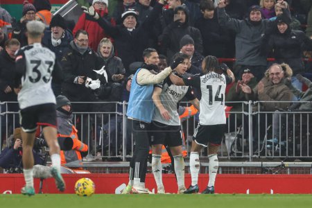 Téléchargez les photos : Bobby Reid # 14 de Fulham célèbre son but de faire 2-3 lors du match de Premier League Liverpool vs Fulham à Anfield, Liverpool, Royaume-Uni, 3 décembre 2023 - en image libre de droit