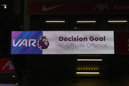Téléchargez les photos : Le grand écran affiche une vérification de but VAR lors du match de Premier League Liverpool vs Fulham à Anfield, Liverpool, Royaume-Uni, 3 Décembre 2023 - en image libre de droit