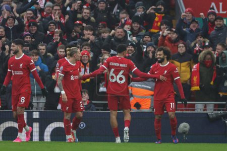 Foto de Trent Alexander-Arnold # 66 de Liverpool celebra su gol para hacerlo 1-0 durante el partido de la Premier League Liverpool vs Fulham en Anfield, Liverpool, Reino Unido, el 3 de diciembre de 2023 - Imagen libre de derechos