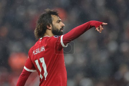 Téléchargez les photos : Mohamed Salah # 11 de Liverpool donne des instructions à son équipe lors du match de Premier League Liverpool vs Fulham à Anfield, Liverpool, Royaume-Uni, 3 décembre 2023 - en image libre de droit