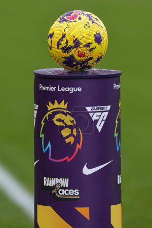 Foto de La pelota del partido de hoy en el stand de Rainbow Laces de la Premier League durante el partido Liverpool vs Fulham de la Premier League en Anfield, Liverpool, Reino Unido, 3 de diciembre de 2023 - Imagen libre de derechos