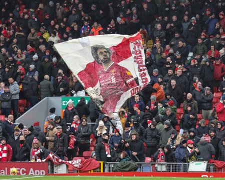 Foto de Los fanáticos de Liverpool ondean un Mohamed Salah # 11 de la bandera de Liverpool en el final de Kop durante el partido de la Premier League Liverpool vs Fulham en Anfield, Liverpool, Reino Unido, el 3 de diciembre de 2023 - Imagen libre de derechos
