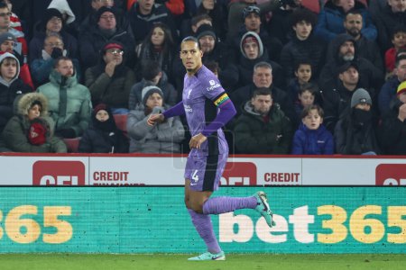Photo for Virgil van Dijk #4 of Liverpool celebrates his goal to make it 0-1 during the Premier League match Sheffield United vs Liverpool at Bramall Lane, Sheffield, United Kingdom, 6th December 2023 - Royalty Free Image