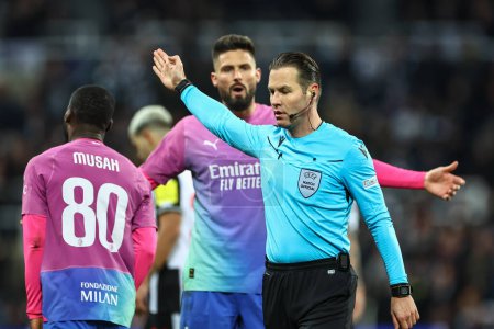 Photo for Referee Danny Makkelie gives Newcastle a free kick as Olivier Giroud #9 of AC Milan reacts during the UEFA Champions League match Newcastle United vs AC Milan at St. James's Park, Newcastle, United Kingdom, 13th December 2023 - Royalty Free Image