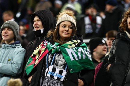 Téléchargez les photos : Les fans de Newcastle arrivent lors du match de l'UEFA Champions League Newcastle United vs AC Milan à St. James's Park, Newcastle, Royaume-Uni, 13 décembre 2023 - en image libre de droit