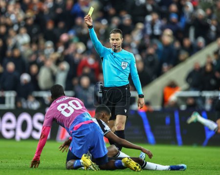 Photo for Referee Danny Makkelie gives a yellow card to Yunus Musah #80 of AC Milan during the UEFA Champions League match Newcastle United vs AC Milan at St. James's Park, Newcastle, United Kingdom, 13th December 2023 - Royalty Free Image
