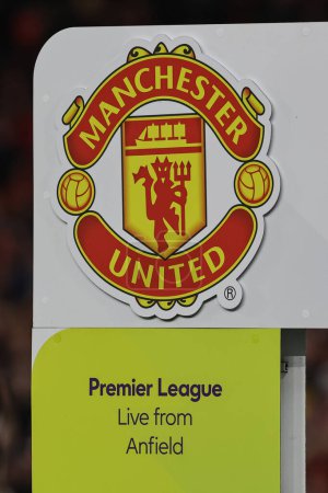 Téléchargez les photos : Insigne Manchester United lors du match de Premier League Liverpool vs Manchester United à Anfield, Liverpool, Royaume-Uni, 17 décembre 202 - en image libre de droit