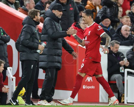 Photo for Jrgen Klopp manager of Liverpool shakes hands with Darwin Nez of Liverpool as he is substituted during the Premier League match Liverpool vs Manchester United at Anfield, Liverpool, United Kingdom, 17th December 2023 - Royalty Free Image
