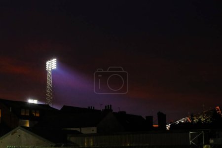 Foto de Los proyectores brillan a través del cielo de Nottingham durante el partido de la Premier League Nottingham Forest vs Tottenham Hotspur en City Ground, Nottingham, Reino Unido, 15 de diciembre 202 - Imagen libre de derechos