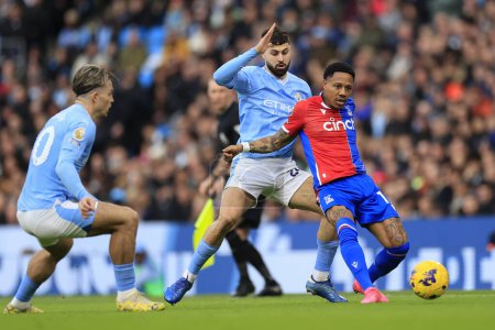 Photo for Nathaniel Clyne #17 of Crystal Palace shields the ball from Josko Gvardiol #24 of Manchester City during the Premier League match Manchester City vs Crystal Palace at Etihad Stadium, Manchester, United Kingdom, 16th December 202 - Royalty Free Image