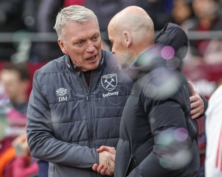Photo for David Moyes manager of West Ham United shakes hands with Erik ten Hag manager of Manchester United during the Premier League match West Ham United vs Manchester United at London Stadium, London, United Kingdom, 23rd December 202 - Royalty Free Image