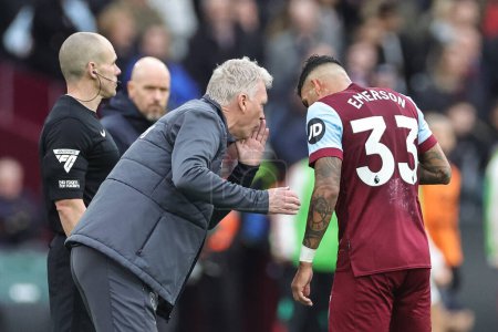 Photo for David Moyes manager of West Ham United gives instruction to Emerson Palmieri of West Ham United during the Premier League match West Ham United vs Manchester United at London Stadium, London, United Kingdom, 23rd December 202 - Royalty Free Image