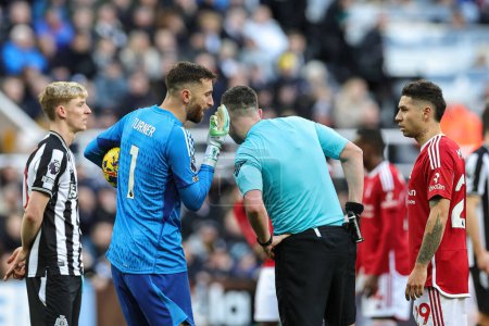 Photo for Matt Turner of Nottingham Forest speaks to referee Chris Kavanagh  after Newcastle are awarded a penalty during the Premier League match Newcastle United vs Nottingham Forest at St. James's Park, Newcastle, United Kingdom, 26th December 202 - Royalty Free Image