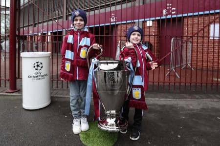 Foto de Dos jóvenes fanáticos de Villa encendieron un Trofeo de Liga de Campeones durante el partido de la Premier League Aston Villa vs Burnley en Villa Park, Birmingham, Reino Unido, 30 de diciembre 202 - Imagen libre de derechos