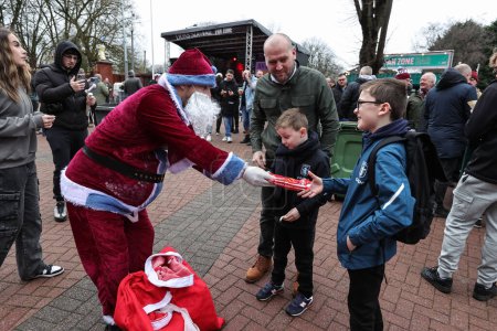 Téléchargez les photos : Santa habillé en Aston Villa couleurs donne des cadeaux lors du match de Premier League Aston Villa vs Burnley à Villa Park, Birmingham, Royaume-Uni, 30 Décembre 202 - en image libre de droit