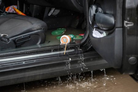 Téléchargez les photos : Une voiture est bloquée et remplie d'eau sur la route inondée causée par les tempêtes et les fortes pluies près de Leeds sur Newton Lane, Fairburn, Castleford, Royaume-Uni, le 2 janvier 2023 - en image libre de droit