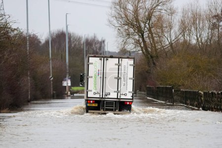 Téléchargez les photos : Un camion traverse la route inondée causée par les tempêtes et les fortes pluies sur l'A656 près de Leeds à Barnsdale Road A656, Allerton Bywater, Castleford, Royaume-Uni, 2 janvier 2024 - en image libre de droit