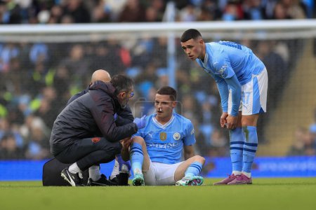 Téléchargez les photos : Sergio Gomez de Manchester City souffre d'une blessure et reçoit un traitement pendant le match du troisième tour de la FA Cup Manchester City vs Huddersfield Town au Etihad Stadium, Manchester, Royaume-Uni, le 7 janvier 202 - en image libre de droit