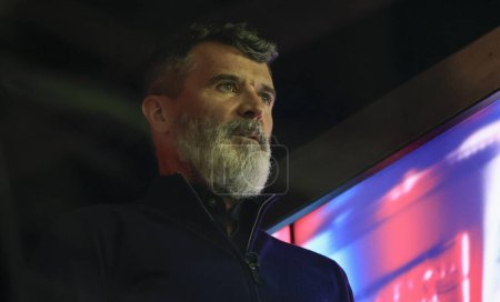 Foto de Pundit Roy Keane mira desde la caja de TV durante el partido Wigan Athletic vs Manchester United de la Copa FA de Emiratos en el DW Stadium, Wigan, Reino Unido, 8 de enero 202 - Imagen libre de derechos