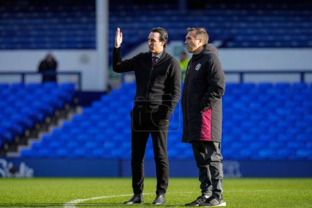 Téléchargez les photos : Unai Emery manager d'Aston Villa inspecte le terrain pendant le match de Premier League Everton vs Aston Villa à Goodison Park, Liverpool, Royaume-Uni, 14 Janvier 2024 - en image libre de droit