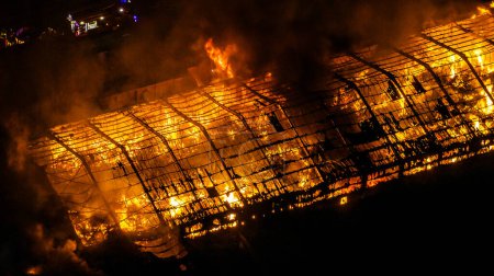 Foto de Large Fire at Tots Play, Wern Industrial Estate, Rogerstone, Newport, Reino Unido, 15 de enero de 2024 - Imagen libre de derechos