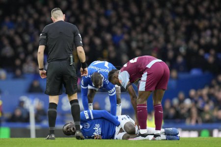 Photo for Amadou Onana of Everton reacts after a painful knock in a tackle during the Premier League match Everton vs Aston Villa at Goodison Park, Liverpool, United Kingdom, 14th January 2024 - Royalty Free Image
