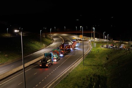 Foto de Hirwaun Power, Drax, transportan un vehículo pesado de 700 toneladas junto con una escolta policial en la A456 cerca de Llanelli Hill como parte de las obras para construir una nueva central eléctrica a gas. Reino Unido, 15 de enero de 2024 - Imagen libre de derechos