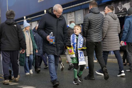 Téléchargez les photos : Un jeune fan approche du stade avant le match de Premier League Everton vs Aston Villa à Goodison Park, Liverpool, Royaume-Uni, 14 janvier 2024 - en image libre de droit