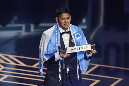 Téléchargez les photos : Hugo Miguel Iniguez Vainqueur du Meilleur Fan 2023 de la FIFA lors des Best FIFA Football Awards 2023 à Eventim Apollo, Londres, Royaume-Uni, 15 janvier 2024 - en image libre de droit
