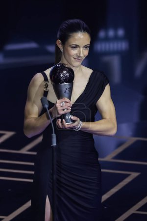 Téléchargez les photos : Aitana Bonmati gagnante de la meilleure joueuse de la FIFA 2023 lors des Best FIFA Football Awards 2023 à Eventim Apollo, Londres, Royaume-Uni, le 15 janvier 2024 - en image libre de droit