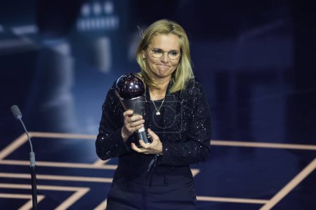 Foto de Ganadora del premio al Mejor Entrenador Femenino de la FIFA 2023 Sarina Wiegman durante los Premios al Mejor Fútbol de la FIFA 2023 en Eventim Apollo, Londres, Reino Unido, 15 de enero 2024 - Imagen libre de derechos