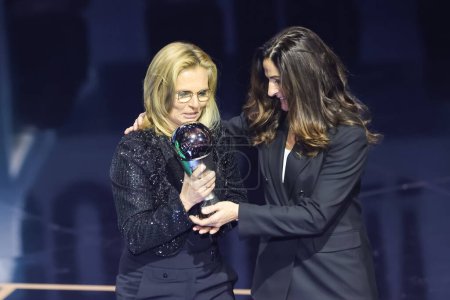 Foto de Sarina Wiegman recibe el trofeo por ganar The Best FIFA Women 's Coach 2023 durante The Best FIFA Football Awards 2023 en Eventim Apollo, Londres, Reino Unido, 15 de enero de 2024 - Imagen libre de derechos
