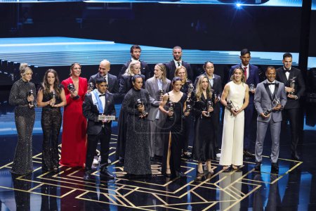 Téléchargez les photos : Une photo de groupe de tous les gagnants à l'issue des Best FIFA Football Awards 2023 à Eventim Apollo, Londres, Royaume-Uni, 15 janvier 2024 - en image libre de droit