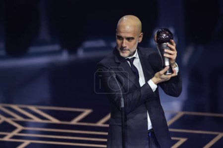 Foto de Ganador del premio al mejor entrenador masculino de la FIFA 2023 Pep Guardiola durante los premios al mejor fútbol de la FIFA 2023 en Eventim Apollo, Londres, Reino Unido, 15 de enero de 2024 - Imagen libre de derechos