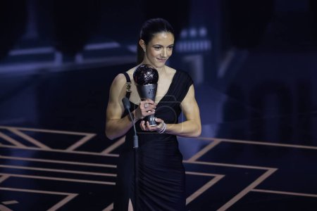 Téléchargez les photos : Aitana Bonmati gagnante de la meilleure joueuse de la FIFA 2023 lors des Best FIFA Football Awards 2023 à Eventim Apollo, Londres, Royaume-Uni, le 15 janvier 2024 - en image libre de droit