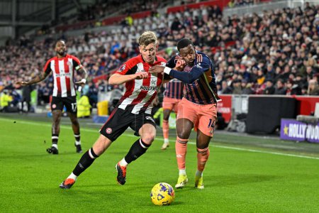 Photo for Nathan Collins of Brentford and Callum Hudson-Odoi of Nottingham Forest battle for the ball during the Premier League match Brentford vs Nottingham Forest at The Gtech Community Stadium, London, United Kingdom, 20th January 202 - Royalty Free Image