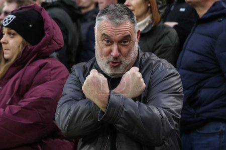 Foto de Fan de West Ham celebrando después de tomar la delantera durante el partido de la Premier League Sheffield United vs West Ham United en Bramall Lane, Sheffield, Reino Unido, 21 de enero 202 - Imagen libre de derechos
