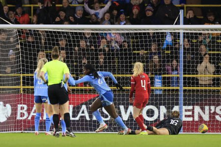 Téléchargez les photos : Khadija Shaw de Manchester City marque 4-1 lors du match de la FA Women's Super League Manchester City Women vs Liverpool Women au Joie Stadium, Manchester, Royaume-Uni, 21 janvier 202 - en image libre de droit