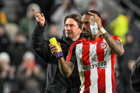 Photo for Thomas Frank manger of Brentford and Ivan Toney of Brentford celebrate the 3-2 win with the fans during the Premier League match Brentford vs Nottingham Forest at The Gtech Community Stadium, London, United Kingdom, 20th January 202 - Royalty Free Image