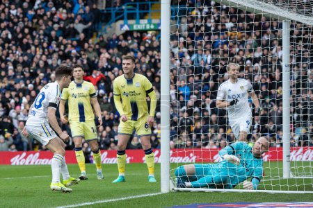 Photo for Daniel James of Leeds United heads the ball at goal and scores to make it 1-1 in the first half of the Sky Bet Championship match Leeds United vs Preston North End at Elland Road, Leeds, United Kingdom, 21st January 202 - Royalty Free Image